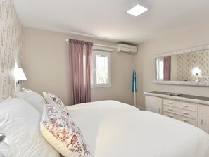 3 bedrooms, iron/ironing board, WiFi, bed sheets