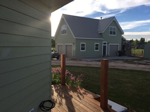 Bear Lake with View Guest House, Above Garage in Beautiful St. Charles