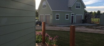 Bear Lake with View Guest House, Above Garage in Beautiful St. Charles