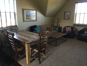 Interior - Bear Lake with View Guest House, Above Garage in Beautiful St. Charles (St Charles)