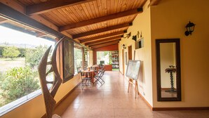 Interior entrance - Yakumama Hostel y Restaurant (Acopampa)