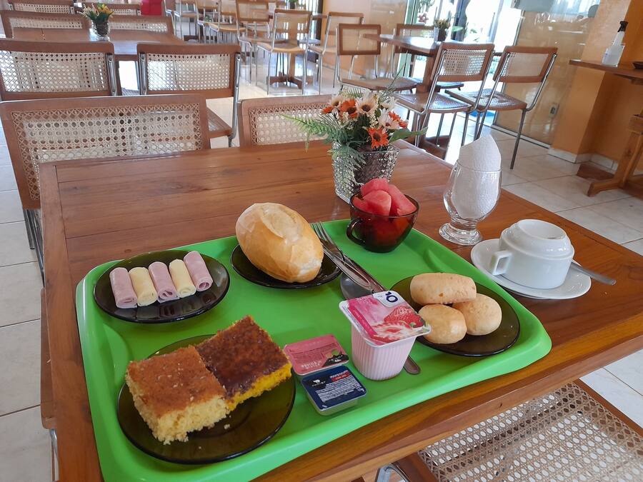 Esmorzar diari de cuina local gratuït