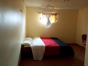 Escritorio, wifi gratis y ropa de cama 