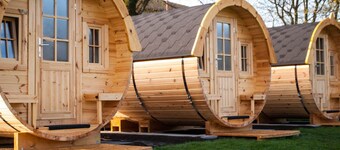 Harmony beim Holzschnitzer