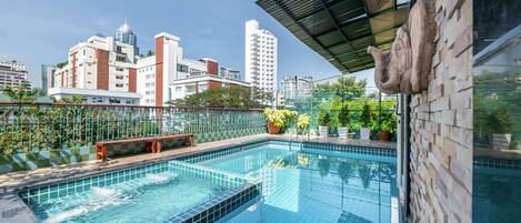 Una piscina al aire libre