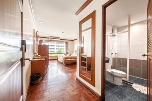 Douche, sèche-cheveux, bidet, serviettes fournies