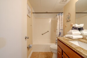 Combined shower/tub, hair dryer, towels