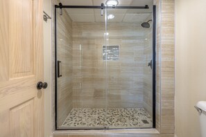 Ensemble douche/baignoire, sèche-cheveux, serviettes fournies