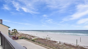 På stranden