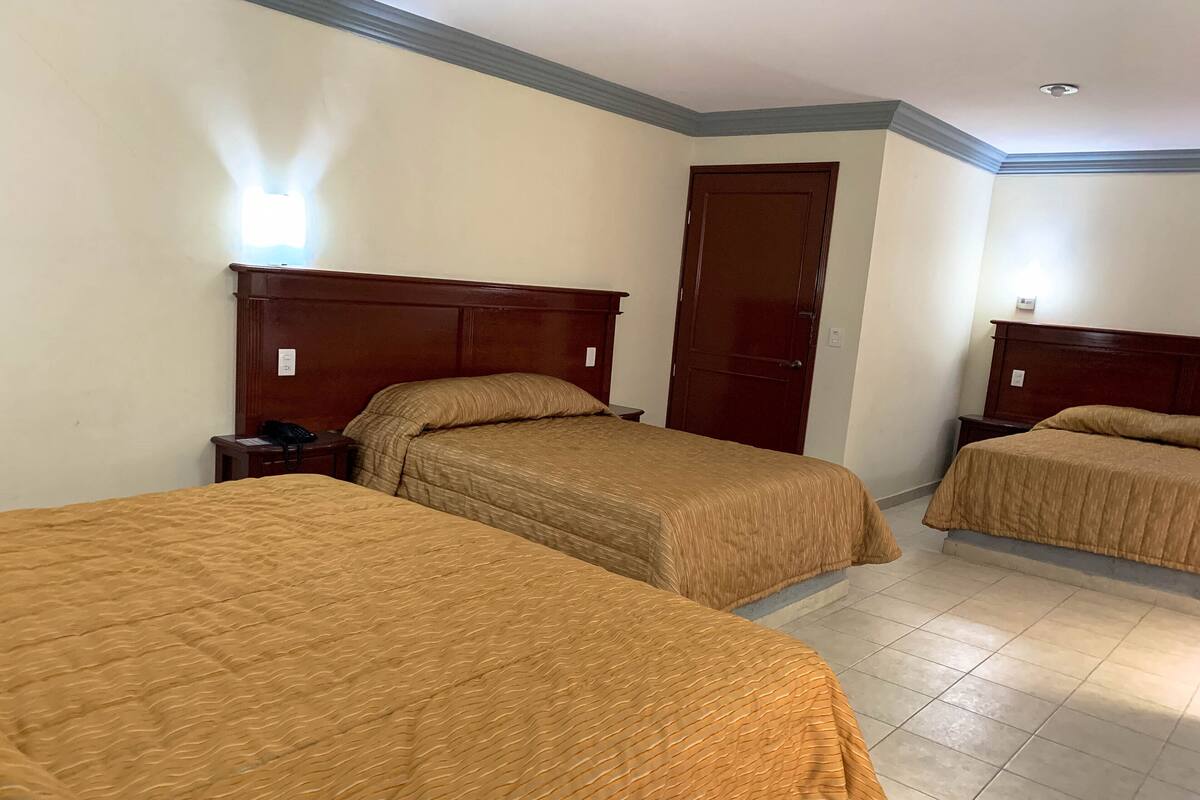 Family Room, 1 Bedroom | Meja, ruang kerja komputer riba, Wi-fi percuma 