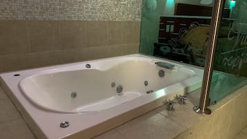 Toallas, jabón, shampoo, papel de baño