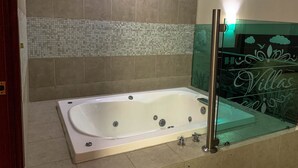 Executive Room, 1 Bedroom, Jetted Tub | Bathroom | Towels, soap, shampoo, toilet paper - Hotel Real Del Sur (Uriangato)