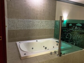 Habitación ejecutiva, 1 habitación, hidromasaje | Baño | Toallas, jabón, shampoo, papel de baño