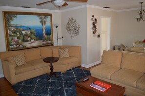 Smart TV, books - Vintage Modern Charmer - walk to Cute Village - (La Mesa)