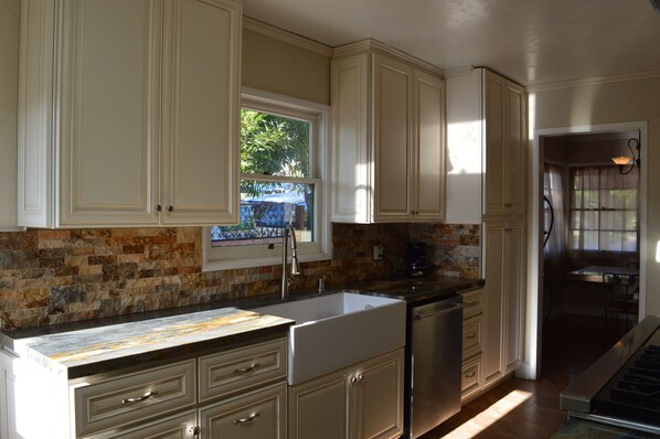 Fridge, microwave, oven, stovetop - Vintage Modern Charmer - walk to Cute Village - (La Mesa)