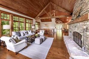 Smart-TV, Kamin, Bücher