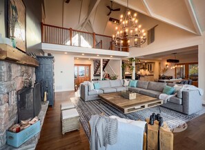 Smart TV, fireplace, books - Gorgeous Lake Vernon - 5 Bdrm! 5 min boat to Huntsville! AC! Sandy Beach! (Huntsville)