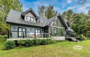 Exterior - Gorgeous Lake Vernon - 5 Bdrm! 5 min boat to Huntsville! AC! Sandy Beach! (Huntsville)