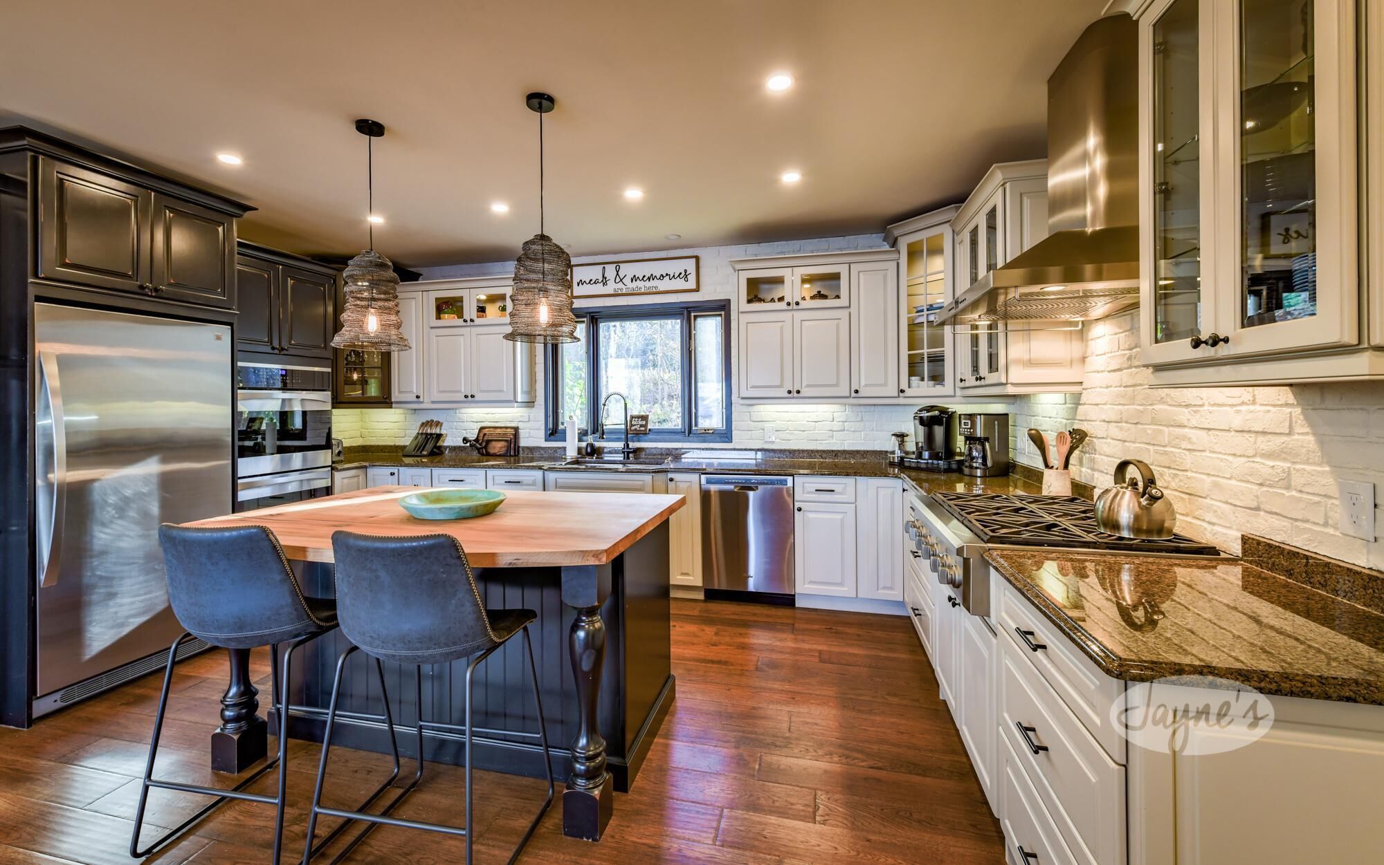 Gorgeous Lake Vernon - 5 Bdrm! 5 min boat to Huntsville! AC! Sandy Beach!