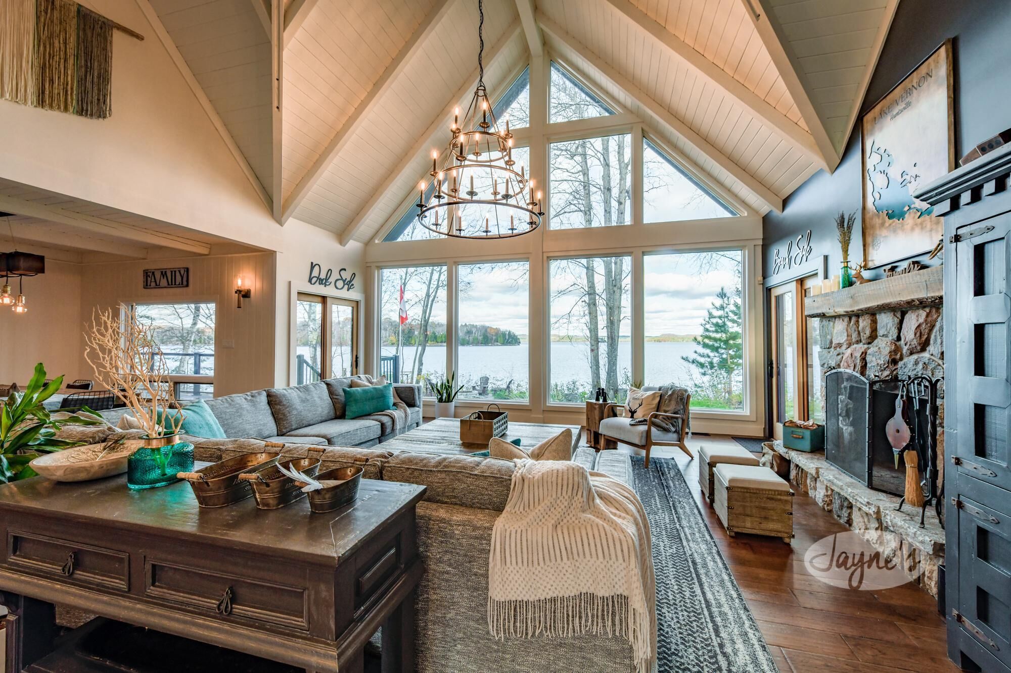 Gorgeous Lake Vernon - 5 Bdrm! 5 min boat to Huntsville! AC! Sandy Beach!