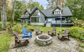 Terrace/patio - Gorgeous Lake Vernon - 5 Bdrm! 5 min boat to Huntsville! AC! Sandy Beach! (Huntsville)