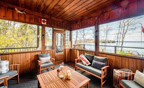 Smart TV, fireplace, books - Gorgeous Lake Vernon - 5 Bdrm! 5 min boat to Huntsville! AC! Sandy Beach! (Huntsville)