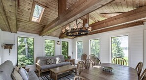 Smart TV, fireplace, books - 4 Bdrm South Exposure! Shallow Water, Level Land! 2017 Newly-Renovated Kitchen! (Torrance)