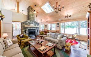 TV, fireplace - Private Rosseau Beachfront Cottage! Sunrises & Sunsets! Sleeps 15! MUST SEE! (Muskoka Lakes)