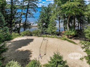 Sports court - Private Rosseau Beachfront Cottage! Sunrises & Sunsets! Sleeps 15! MUST SEE! (Muskoka Lakes)