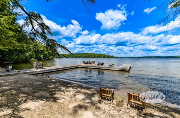 Property grounds - Private Rosseau Beachfront Cottage! Sunrises & Sunsets! Sleeps 15! MUST SEE! (Muskoka Lakes)