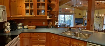 5 Bdrm, 3 Bath on Lake Rosseau! Port Sandfield-Minett Area - AC!