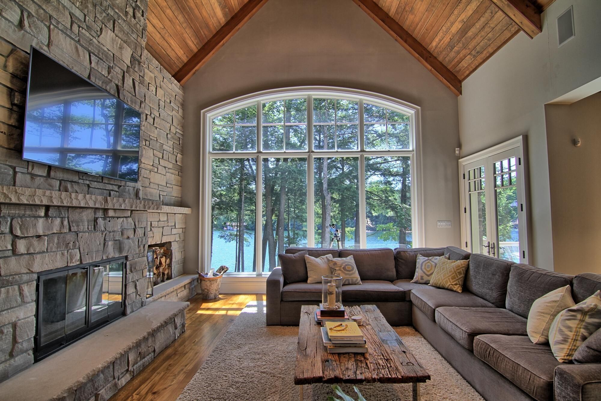 Télévision, cheminée, chaîne hi-fi