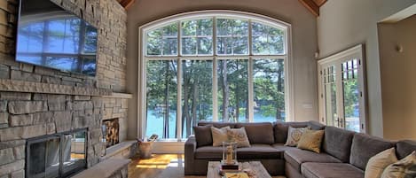 Télévision, cheminée, chaîne hi-fi