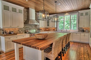 Kjøleskap, ovn, kokeplater og oppvaskmaskin