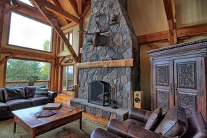 Interior - Luxurious 5 bdrm,4 bath farmhouse in Mulmur!4 Season Country Getaway!Swim & Ski! (Mulmur)