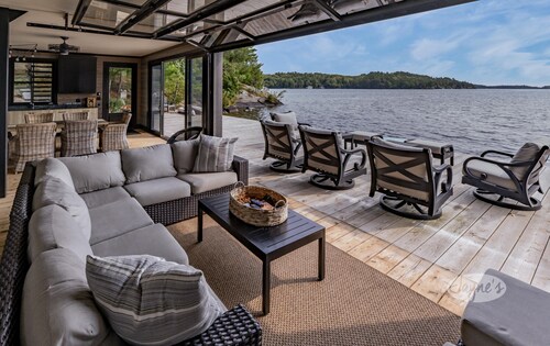 Ultimate Boathouse Entertaining, New 6 bdrm, 8 bath Cottage/Boathouse! Hot tub!