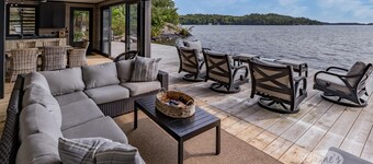 Ultimate Boathouse Entertaining, New 6 bdrm, 8 bath Cottage/Boathouse! Hot tub!