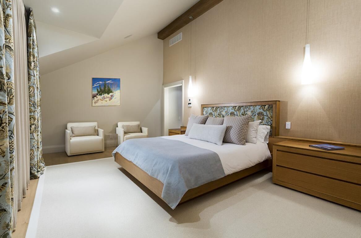 6 bedrooms, iron/ironing board, WiFi, bed sheets