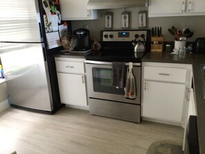 Kjøleskap, mikrobølgeovn, ovn og kokeplater