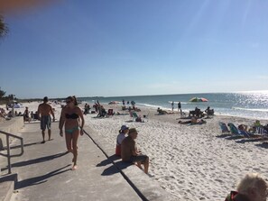 På stranden, solstolar och strandhanddukar