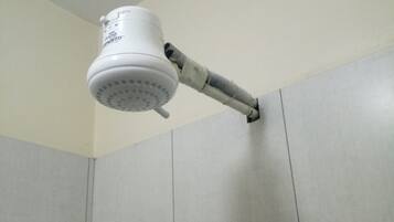 Kamar Single | Kamar mandi | Shower, pancuran hujan, sandal, dan handuk