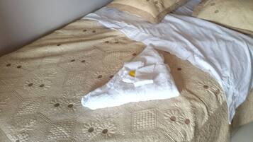 Kamar Single | Meja kerja dan seprai linen