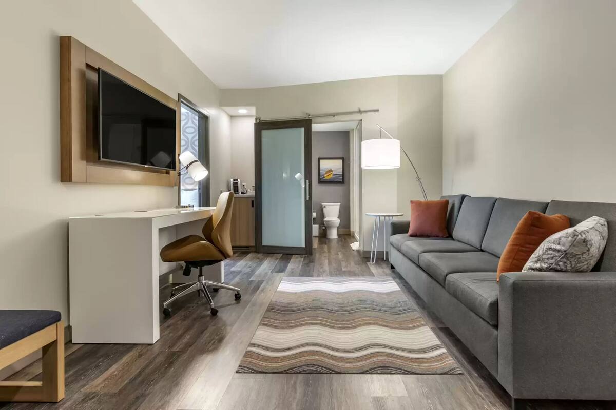 suite, 1 king bed | 1 bedroom, egyptian cotton sheets, premium bedding, pillow-top beds