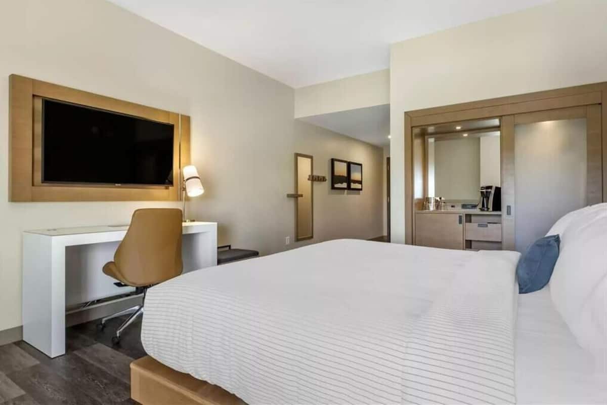 1 bedroom, Egyptian cotton sheets, premium bedding, pillow-top beds