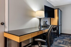 Desk, blackout drapes, iron/ironing board, free WiFi - Quality Inn & Suites Evansville Downtown (Evansville)