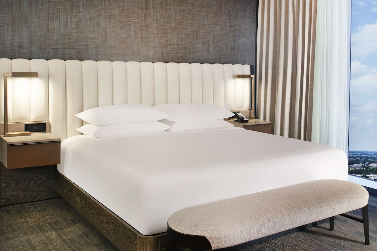 premium bedding, in-room safe, desk, laptop workspace