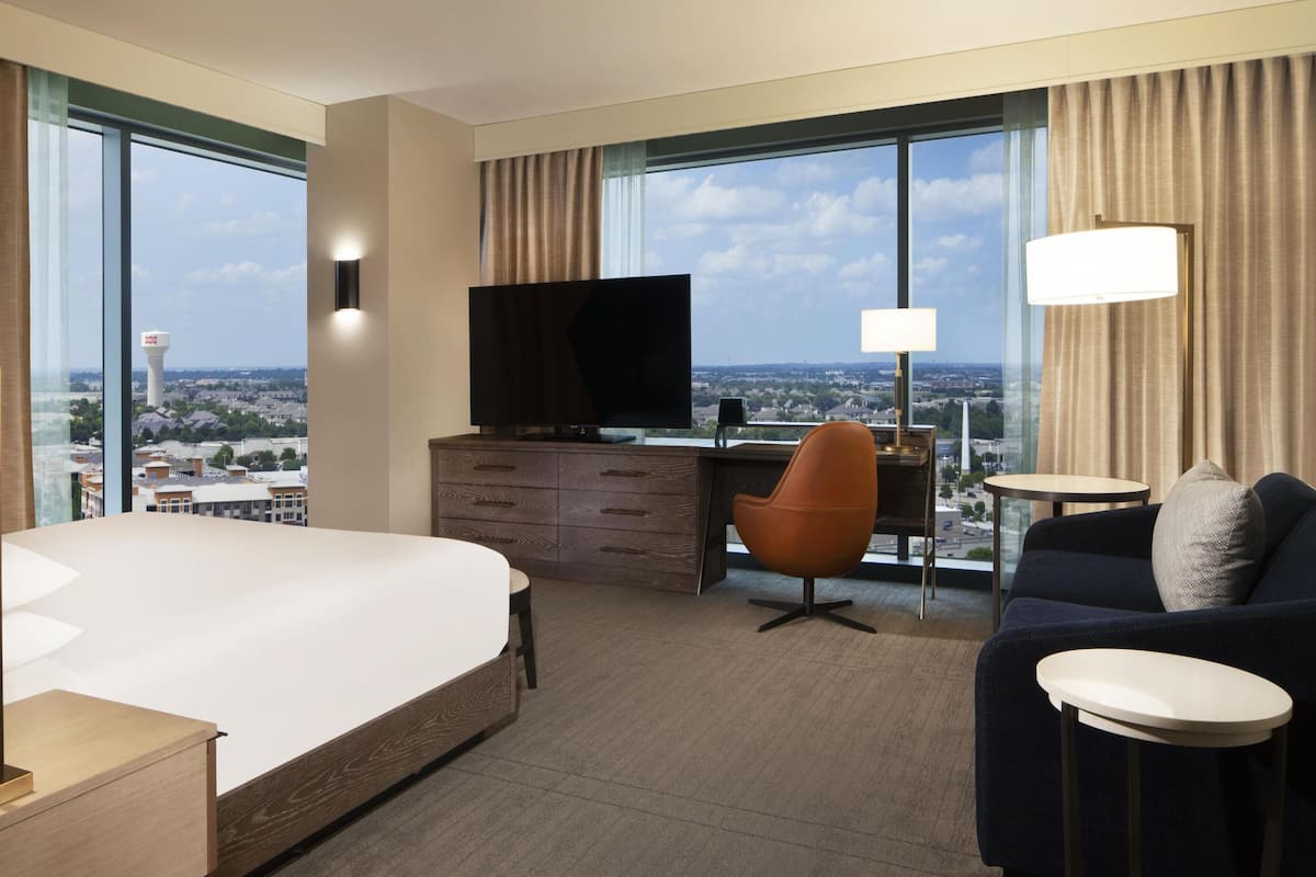 Ropa de cama de alta calidad y caja de seguridad en la habitación