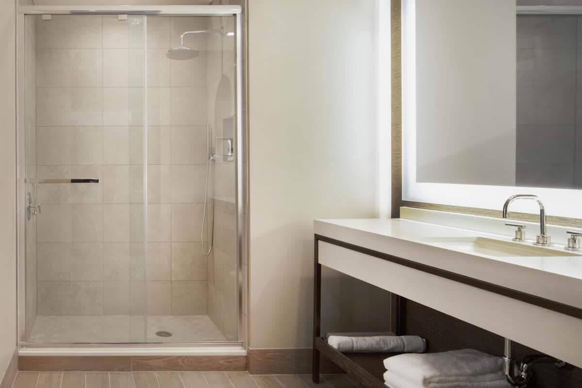 Amenidades de baño de diseñador, secadora de cabello, toallas