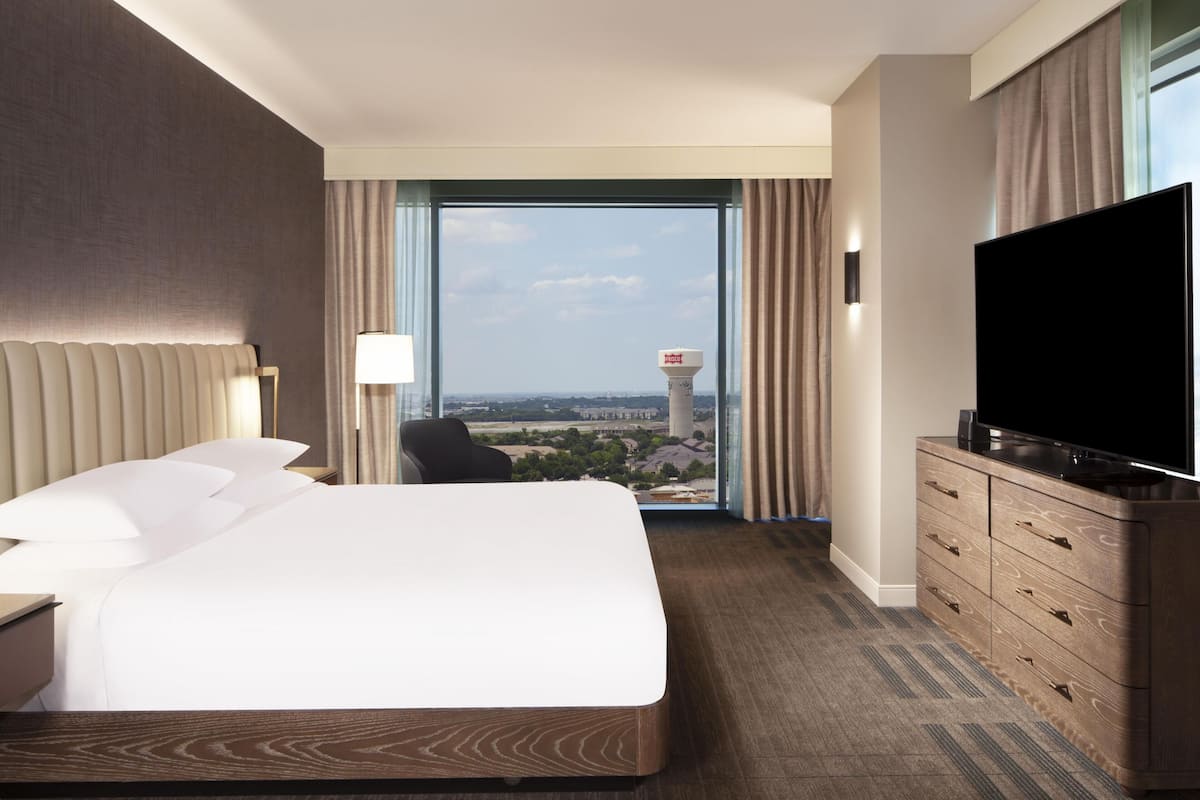 Ropa de cama de alta calidad y caja de seguridad en la habitación