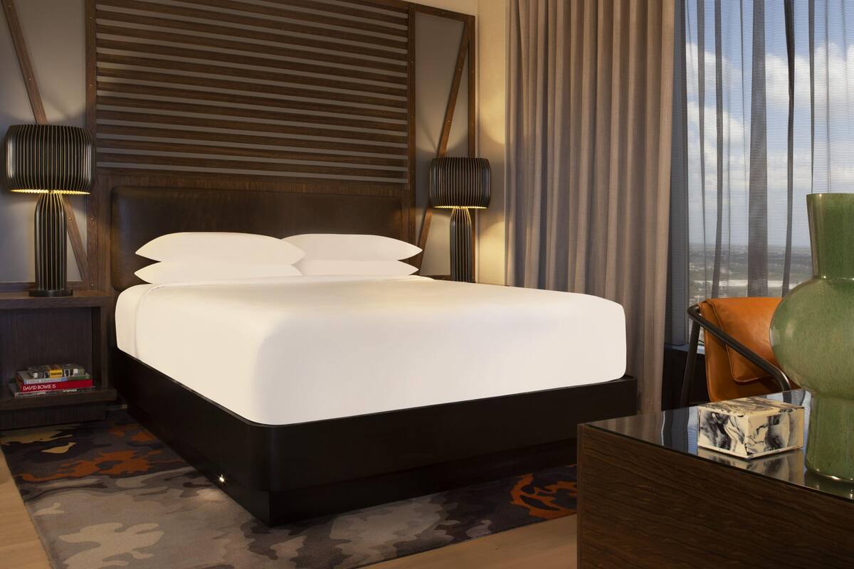 Suite (Vice Presidential) | Ropa de cama de alta calidad y caja de seguridad en la habitación